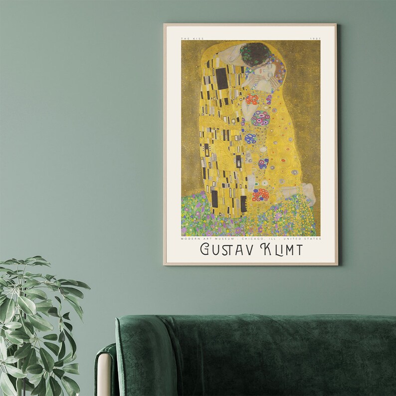 Pu&ograve; includere: Un poster del dipinto "Il Bacio" di Gustav Klimt. Il dipinto raffigura una coppia che si abbraccia in uno stile dorato e a mosaico. Il testo "Gustav Klimt" &egrave; stampato sotto il dipinto.