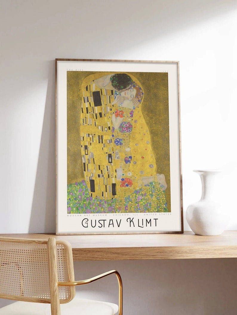 Pu&ograve; includere: Una stampa incorniciata del dipinto "Il Bacio" di Gustav Klimt. Il dipinto raffigura una coppia che si abbraccia in un motivo dorato a mosaico. La stampa &egrave; incorniciata in una cornice di legno semplice e ha il nome dell'artista e il nome del museo stampati sotto l'immagine.