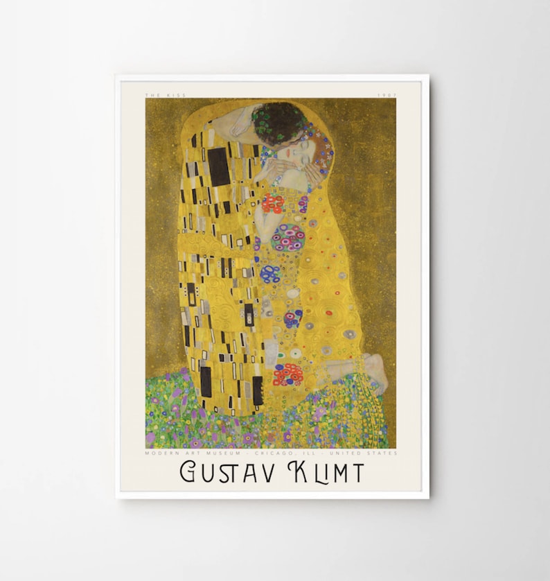 Pu&ograve; includere: Un poster del dipinto "Il Bacio" di Gustav Klimt. Il dipinto raffigura una coppia che si abbraccia in un motivo dorato a mosaico. Lo sfondo &egrave; un campo di fiori. Il poster include il titolo "Il Bacio", il nome dell'artista "Gustav Klimt" e il museo dove si trova il dipinto: "Modern Art Museum, Chicago, Ill., United States."