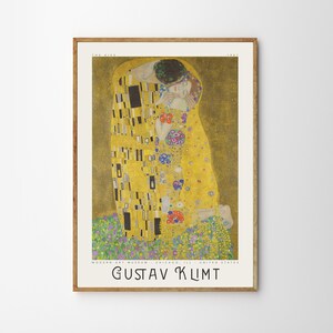 Pu&ograve; includere: Un poster vintage che presenta l'iconico dipinto di Gustav Klimt "Il Bacio." Il dipinto raffigura una coppia che si abbraccia in uno stile dorato e a mosaico. Il poster include il titolo "Il Bacio", l'anno "1907" e il nome dell'artista "Gustav Klimt." Il poster include anche il testo "Modern Art Museum - Chicago, Ill. United States."