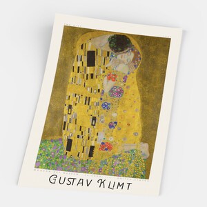 Pu&ograve; includere: Un dipinto che rappresenta due figure che si abbracciano in un motivo dorato a mosaico. Le figure sono adornate con dettagli intricati e sono circondate da un campo di fiori. Il dipinto &egrave; intitolato "Il Bacio" di Gustav Klimt.