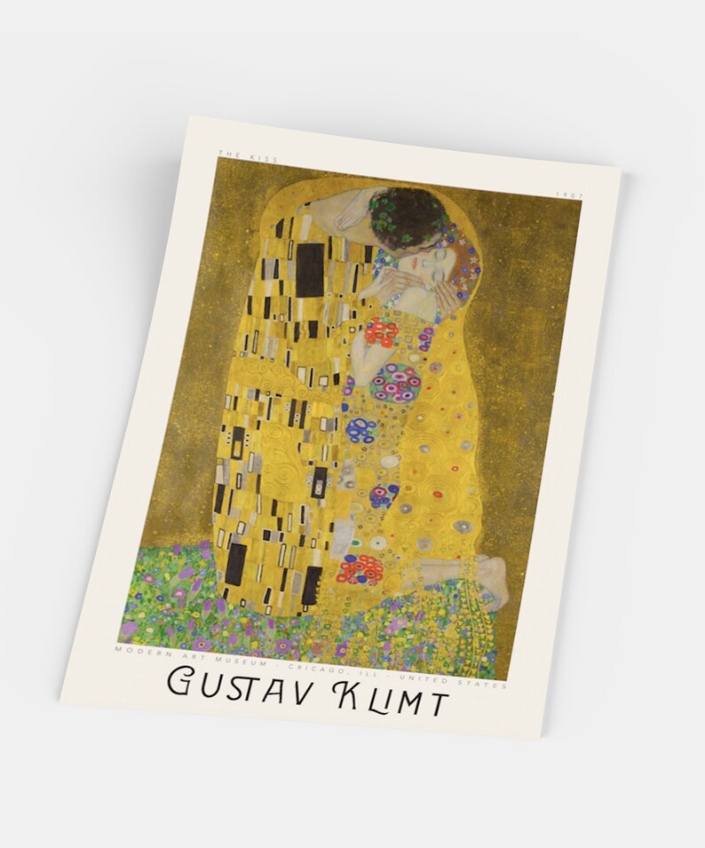 Pu&ograve; includere: Un dipinto che rappresenta due figure che si abbracciano in un motivo dorato a mosaico. Le figure sono adornate con dettagli intricati e sono circondate da un campo di fiori. Il dipinto &egrave; intitolato "Il Bacio" di Gustav Klimt.