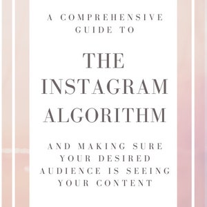 Könnte beinhalten: Ein umfassender Leitfaden zum Instagram-Algorithmus, mit Text in einem weißen Rahmen vor einem weichen rosa und weißen Hintergrund. Der Text lautet: "Ein umfassender Leitfaden für den Instagram-Algorithmus und um sicherzustellen, dass Ihr gewünschtes Publikum Ihre Inhalte sieht."