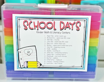 Può includere: Una scatola di contenimento in plastica trasparente con scomparti colorati. La scatola è etichettata "School Days" e elenca attività per i centri di matematica e alfabetizzazione della scuola materna. Le attività includono l'abbinamento di lettere, le rime, il conteggio e altro ancora.