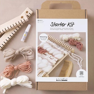 Könnte beinhalten: Ein Web-Starter-Set mit einem Holzwebstuhl, Garn in Weiß, Rosa und Beige, einem Holzkamm und Kleber. Die Schachtel trägt den Text "Starter Kit" und "Weaving". Das Set enthält eine Online-Videoanleitung.