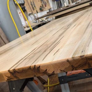 Tablero de arce Ambrosia para escritorio de oficina ajustable en altura.