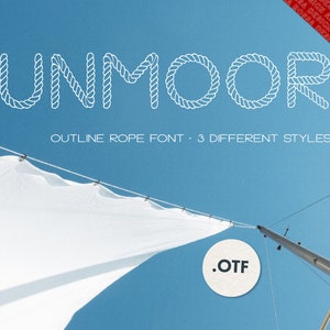 Könnte beinhalten: Weiße Seil-Schrift, die "UNMOOR" vor einem blauen Himmel buchstabiert. Der Text ist weiß umrandet und hat eine Seilstruktur. Der Text befindet sich über einem weißen Segel vor einem blauen Himmel. Der Text "OUTLINE ROPE FONT - 3 DIFFERENT STYLES" befindet sich unter dem Wort "UNMOOR". Der Text ".OTF" befindet sich in einem Kreis auf dem Segel.