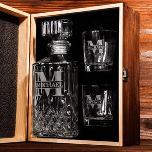 Personalisierte Whisky-Karaffe, kundenspezifische Karaffe mit hölzerner Geschenkbox, gravierte Karaffe, Trauzeugegeschenke, Geschenke für Papa, Geschenke für ihn