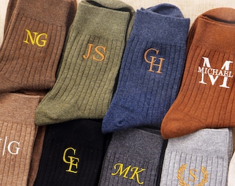 刺繍入り新郎付添人用ソックス、パーソナライズされたモノグラム入りメンズドレスソックス、イニシャルモノグラム入り結婚祝いギフト、綿製メンズドレスソックス
