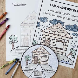 Puede incluir: Páginas para colorear con ilustraciones de casas y texto. Una página dice: "Dibuja tu propia casa sobre esta base sólida". Otra dice: "YO SOY UN CONSTRUCTOR SABIO". Una rueda circular muestra una casa y el texto "El Constructor Sabio Mateo 7:24-27."