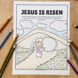 Könnte beinhalten: Eine Schwarz-Weiß-Strichzeichnung von Jesus, der aufersteht, mit dem Text „JESUS IS RISEN“ oben. Das Bild enthält Wolken, eine Sonne und den Bibelvers Markus 16,6. Farbstifte umgeben das Bild.