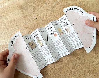 Puede incluir: Un folleto de papel plegado en acordeón con forma de cerebro, con el texto 'THINK ABOUT' y 'THINGS THAT ARE'. Incluye secciones etiquetadas como 'TRUE', 'NOBLE', 'RIGHT', 'PURE & LOVELY', 'ADMIRABLE' y 'EXCELLENT OR PRAISE WORTHY' con ilustraciones.