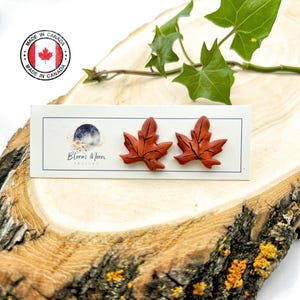 Ahornblatt Ohrstecker – Handgemachter kanadischer Schmuck, kleines Kanada Geschenk, von der Natur inspirierter Ton Ohrstecker