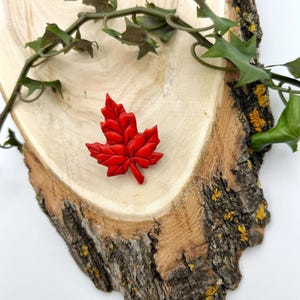 Helle, mutige rote Ahornblatt-Anstecknadel - Handgefertigtes Kanada-Souvenir, Naturinspiriertes Kanada-Geschenk, Polymer Clay-Brosche
