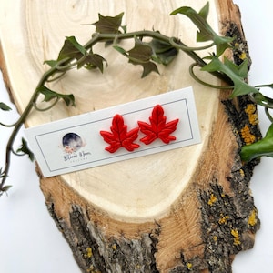 Ahornblatt Ohrstecker – Handgemachter kanadischer Schmuck, kleines Kanada Geschenk, von der Natur inspirierter Ton Ohrstecker