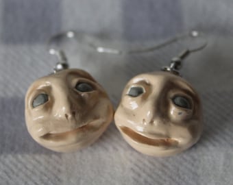Espeluznantes caras gemelas humanas sonrientes- Pendientes de encanto de arcilla polimérica hechos a mano