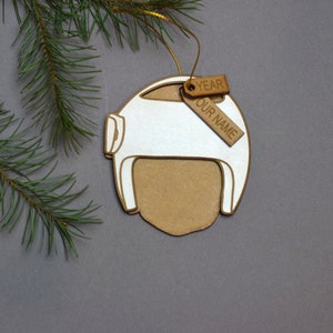 Pu&ograve; includere: Addobbo natalizio in legno bianco e marrone a forma di casco con un'etichetta marrone che dice "YEAR OUR NAME".