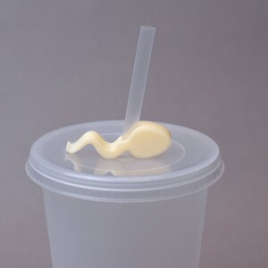 Puede incluir: Un vaso de pl&aacute;stico transparente con tapa y una pajita. La tapa tiene un soporte para pajitas de silicona blanco ondulado.