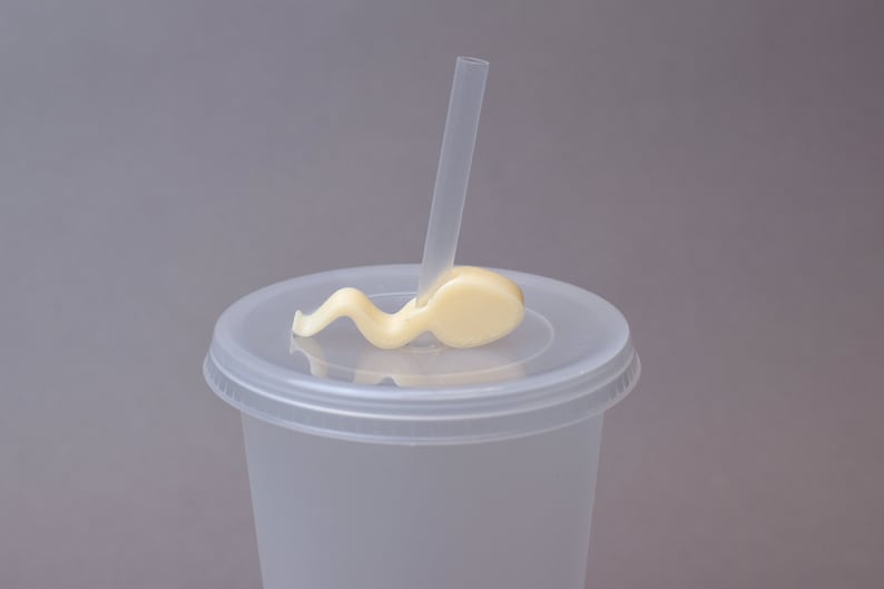 Puede incluir: Un vaso de pl&aacute;stico transparente con tapa y una pajita. La tapa tiene un soporte para pajitas de silicona blanco ondulado.