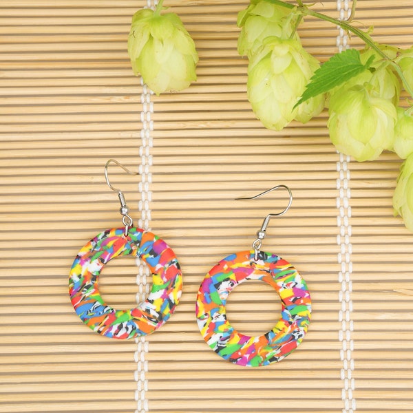 Boucles d'oreilles créoles multicolores. Beignets d'argile colorés. Pendentif en forme d'anneau. Boucles d'oreilles cercle géométrique.