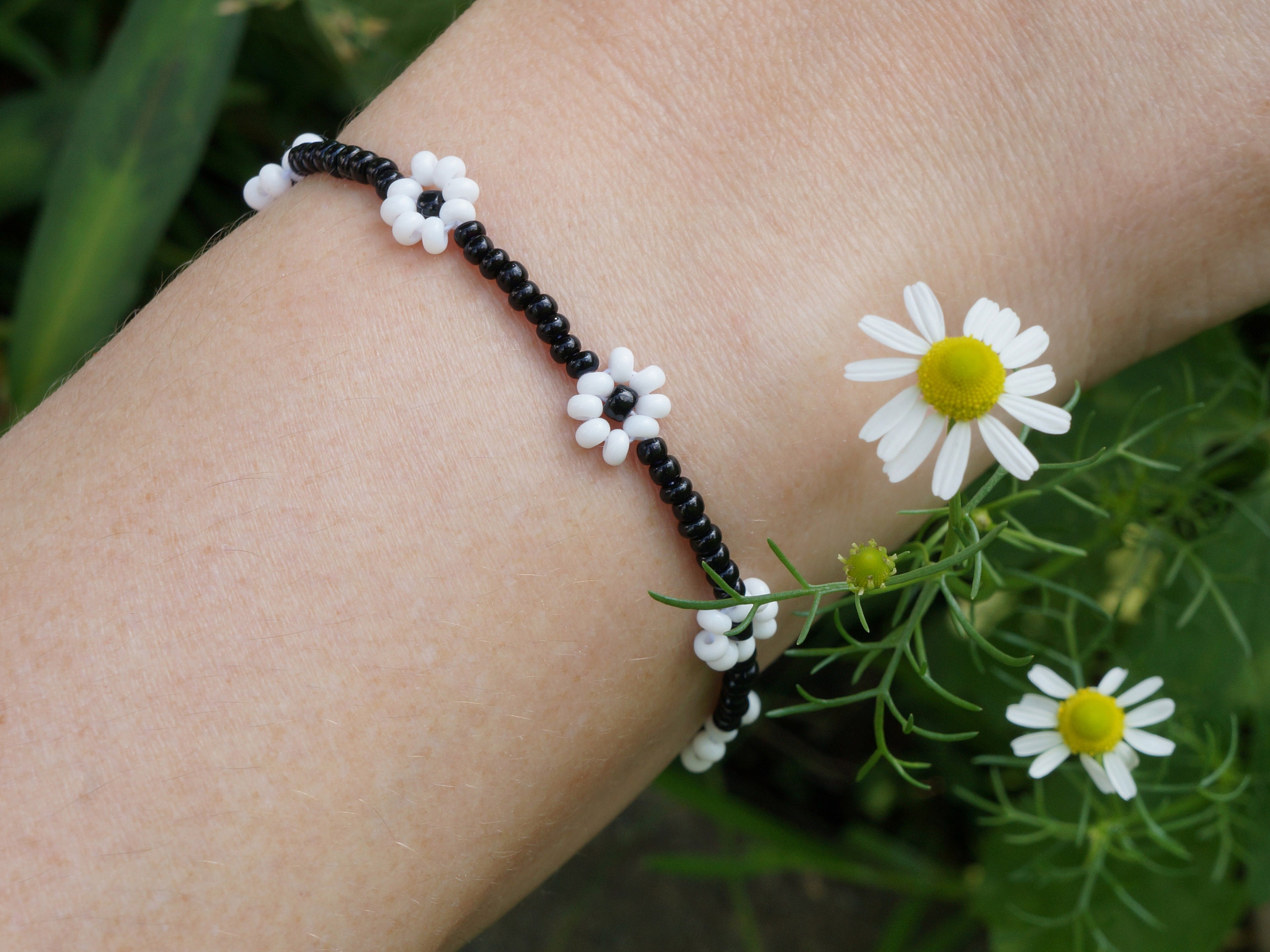 Beaded Daisy Flower Bracelet (red, iridescent blue, turquoise) – Mexicana  Hermosa Shop