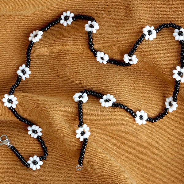 Schwarz-weisse Perlenkette mit Gänseblumen, erhältlich in Braun und Gold und Grau