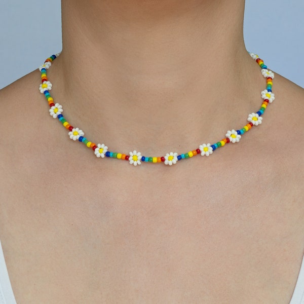 Collier arc-en-ciel perlé fait à la main avec des fleurs de marguerites blanches, des perles de rocaille en verre, un collier tour de cou bohème hippie. Autre modèle disponible.