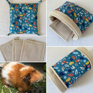 Puede incluir: Un conjunto de tres camas de felpa beige para mascotas con una cama de felpa estampada en azul verdoso y blanco con un dise&ntilde;o de zorro. La cama estampada tiene forma de almohada con lazos en las esquinas. Las camas de felpa son para mascotas peque&ntilde;as como h&aacute;msters, jerbos y conejillos de indias.