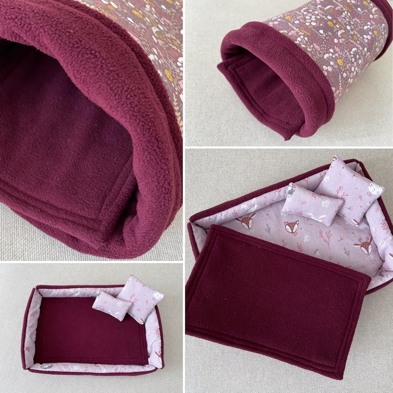 Puede incluir: Una cama de mu&ntilde;eca color burdeos y rosa con una manta color burdeos y dos almohadas. La cama est&aacute; decorada con un estampado floral y un estampado de ciervo.