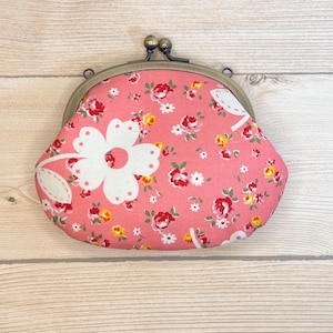 Porta-moedas com moldura de metal Kiss Lock Linda flor, rosa feita no Japão Este porta-moedas é feito à mão, um por um, usando tecido de algodão feito no Japão.