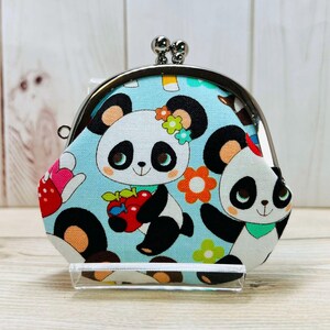 Porta-moedas com moldura de metal Kiss Lock panda feito no Japão Este porta-moedas é feito à mão um por um usando tecido de algodão feito no Japão e um bocal