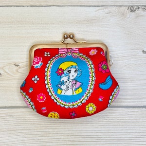 Porta-moedas com fecho de metal e fecho otome feito no Japão. Este porta-moedas é feito à mão, um a um, usando tecido de algodão feito no Japão e um bocal.