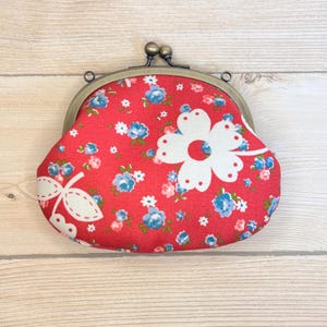 Porta-moedas com moldura de metal Kiss Lock Linda flor, vermelha feita no Japão Este porta-moedas é feito à mão, um por um, usando tecido de algodão feito no Japão.