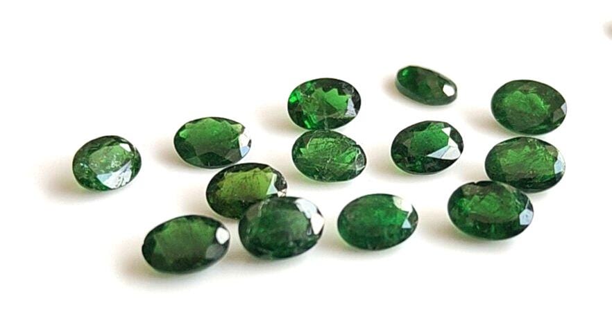 Grenat Tsavorite Vert Intense Naturel De 1.81 Carats - Taille Ovale 8x6.7mm - Origine Tanzanie