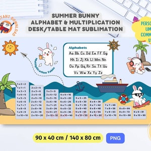 Puede incluir: Una colorida alfombra de escritorio o mesa con temática de conejito de verano. La alfombra incluye un cuadro del alfabeto, una tabla de multiplicación e ilustraciones de un conejito, un barco, un ancla y palmeras. La alfombra está disponible en dos tamaños: 90 x 40 cm y 140 x 80 cm. La alfombra es un archivo PNG.
