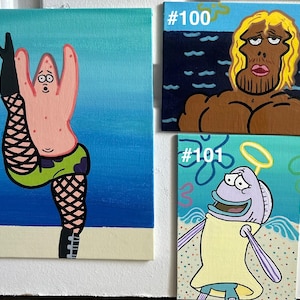 Op de afbeelding: Drie kleine vierkante schilderijen met personages uit de animatieserie. Een schilderij toont een roze zeester in visnetkousen en een groene korte broek. Een ander toont een gespierd personage met blond haar. De derde toont een paarse vis.