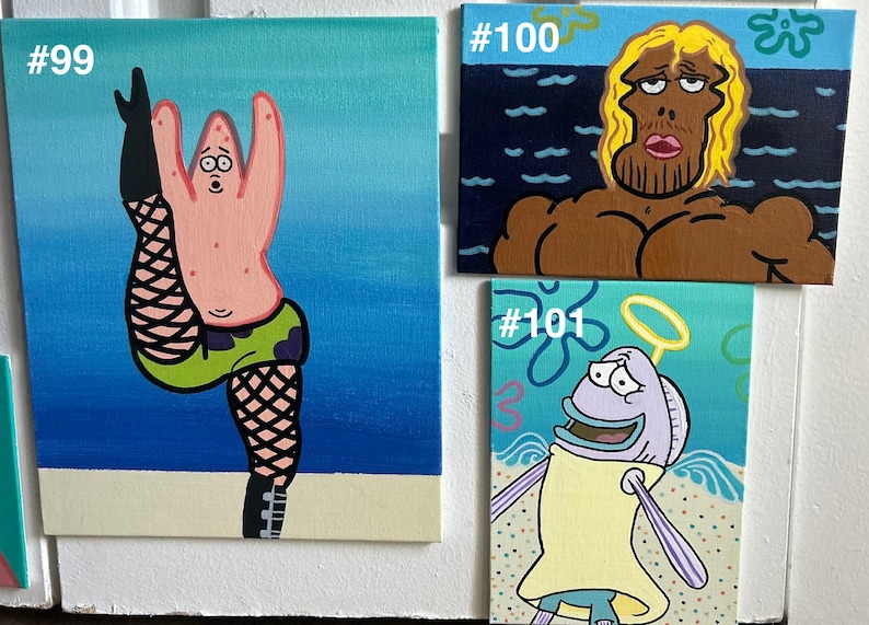 Op de afbeelding: Drie kleine vierkante schilderijen met personages uit de animatieserie. Een schilderij toont een roze zeester in visnetkousen en een groene korte broek. Een ander toont een gespierd personage met blond haar. De derde toont een paarse vis.