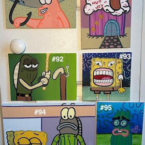 Op de afbeelding: Een verzameling van zes vierkante schilderijen met personages en sc&egrave;nes uit de animatieserie SpongeBob SquarePants. Elk schilderij heeft een unieke sc&egrave;ne met levendige kleuren en een cartoonachtige stijl. De schilderijen zijn genummerd van #90 tot #95.