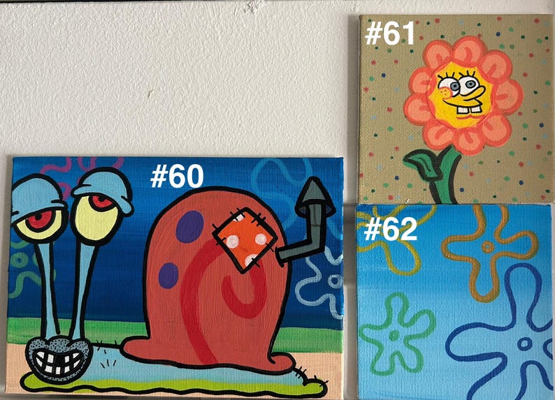 Op de afbeelding: Vier kleine vierkante schilderijen met personages en elementen uit de animatieserie SpongeBob SquarePants. De schilderijen bevatten Gary de Slak, SpongeBob als bloem en SpongeBobs iconische zeester- en bloemontwerpen. Elk schilderij heeft een nummer.