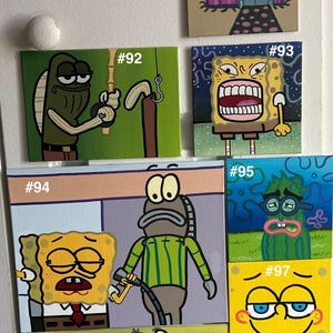Op de afbeelding: Een verzameling van negen vierkante schilderijen met personages uit de animatieserie SpongeBob SquarePants. De schilderijen tonen verschillende personages, waaronder Patrick Ster, SpongeBob en Mr. Krabs, in verschillende sc&egrave;nes en uitdrukkingen. Elk schilderij is genummerd.