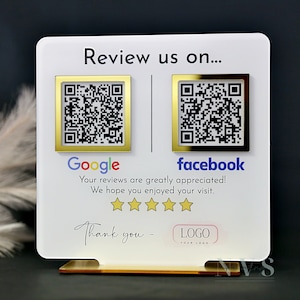 Puede incluir: Un letrero de acrílico blanco con detalles dorados, que presenta dos códigos QR, uno para Google y otro para Facebook. El letrero dice "Review us on..." e incluye el texto "¡Sus comentarios son muy apreciados! Esperamos que haya disfrutado de su visita." El letrero también incluye un sistema de calificación de cinco estrellas y el texto "Gracias - LOGO YOUR LOGO".