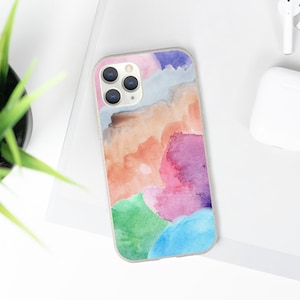 Könnte beinhalten: Eine Handyhülle mit einem Aquarelldesign in Blautönen, Grün, Rosa und Orange. Die Hülle hat einen Ausschnitt für die Kamera des Handys.