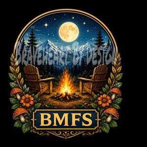 Peut inclure: Un design graphique circulaire représentant deux chaises en bois face à un feu de camp devant des montagnes enneigées sous une pleine lune et un ciel étoilé. La scène est encadrée par des épis de blé, des fleurs orange et des champignons rouges avec le texte BMFS.
