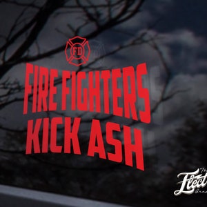 Puede incluir: Calcomanía de vinilo roja con el texto "Fire Fighters Kick Ash" y un logotipo estilizado del departamento de bomberos. El logotipo es un círculo con una cruz en el interior y las letras "FD" en el centro. La calcomanía está sobre un fondo negro.