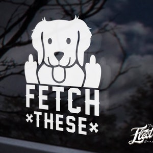 Op de afbeelding: Witte vinyl sticker van een hond die de middelvinger opsteekt met de tekst "FETCH THESE" eronder.