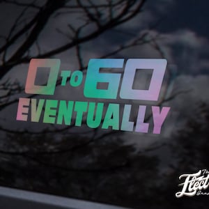 Puede incluir: Una pegatina de vinilo de colores arcoíris con el texto "0 to 60 Eventually". La pegatina está en la ventana de un coche.