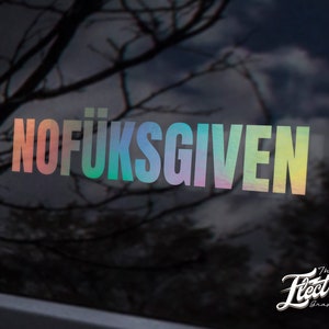 Puede incluir: Una pegatina de vinilo de colores arcoíris con el texto "NO FÜKS GIVEN" en una ventana de coche negra. La pegatina es un diseño popular para los entusiastas de los coches y una gran manera de expresar tu personalidad.