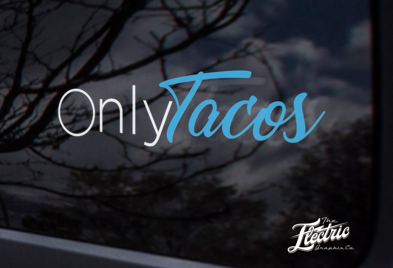 K&ouml;nnte beinhalten: Ein wei&szlig;er Aufkleber mit dem Text "Only Tacos" in blauer Kursivschrift. Der Aufkleber befindet sich auf einem schwarzen Hintergrund mit einem verschwommenen Bild von B&auml;umen im Hintergrund. Der Text "The Electric Graphix Co." befindet sich in der unteren rechten Ecke des Bildes.
