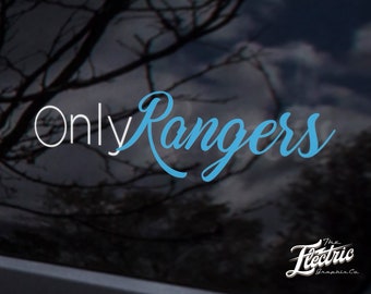 Könnte beinhalten: Ein blauer und weißer Aufkleber mit dem Text "Only Rangers" in einer stilisierten Schriftart. Der Aufkleber befindet sich auf einem Autofenster. Der Text "The Electric Graphic Co." befindet sich in der unteren rechten Ecke.