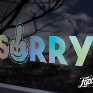 Puede incluir: Una pegatina de vinilo de colores arcoíris con la palabra "SORRY" y un emoji de dedo medio con una cara sonriente.
